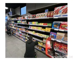 Aranjat marfă pe rafturi.